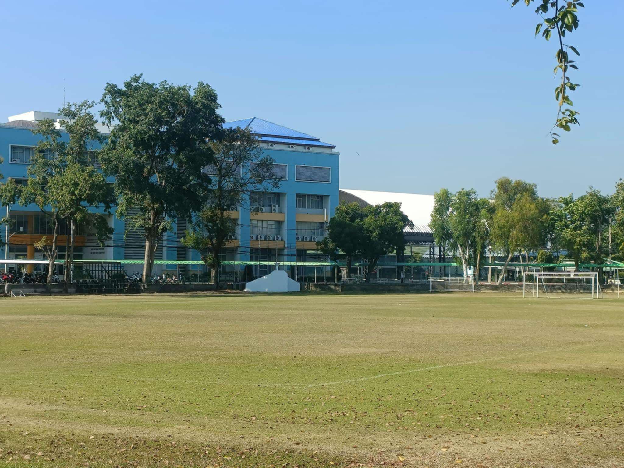 สนามฟุตบอล (ในเมือง)